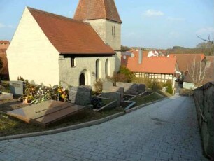 Götteldorf-Kirche von Südwesten über Kirchhof (im Süden einst feste Kirchhofmauer - Wehrgang mit Steinbrüstung und Schießscharten abgetragen)