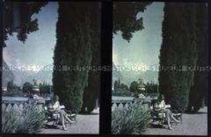 Frau auf einer Bank in Riva del Garda am Gardasee