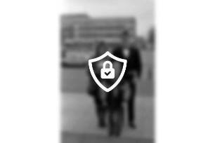 [Name maskiert] und [Name maskiert] Hochzeitsfoto, davor der Bruder [Name maskiert]