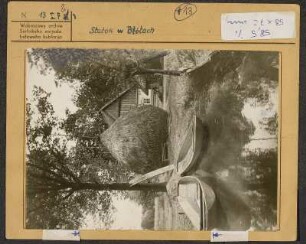Spreewald: Strohgedecktes Haus. : Błótowska krajina: Čołmaj a synowe kopjeno.