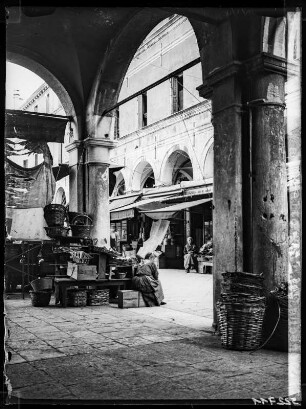 Venedig, am Rialto (Straße mit Lauben)