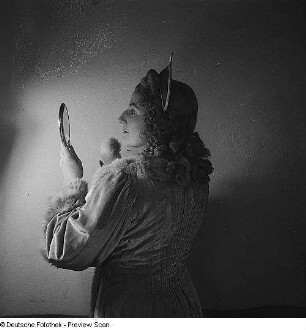 Christel Goltz als Primadonna mit Handspiegel und Diadem in "Ariadne auf Naxos" von Richard Strauss. Staatsoper Dresden, Neueinstudierung 12.10.1945