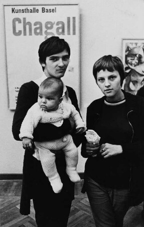 Junge Familie mit Säugling im Museum