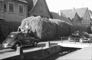 Eichstetten: Heuernte wird eingebracht. Heuwagen am Bächle mit zwei VW