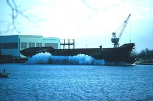 Stapellauf eines Schiffes in der Weser