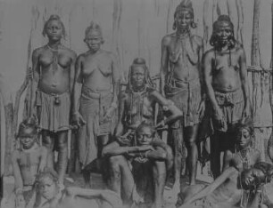 Gruppenbildnis : Gruppenportrait mit Frauen der Ovambo