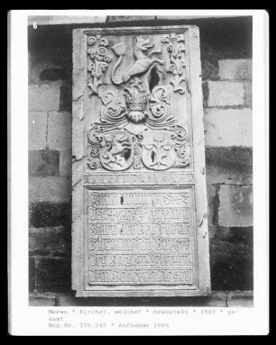 Grabplatte mit einem Wappenrelief