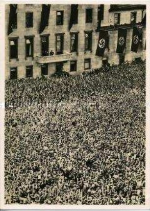 Adolf Hitler am Fenster der Reichskanzlei