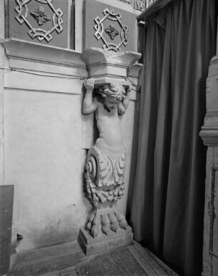 Hermenartiger Putto als Atlas