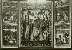Hochaltar in geöffnetem Zustand: Figuren und Reliefs