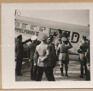 Begrüßung Hitlers durch Julius Streicher bei der Ankunft in Nürnberg zum Reichsparteitag der NSDAP 1937
