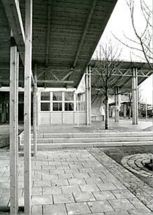 Hansjakob, Gottfried; München, Westpark; IV. Internationale Gartenbau-Ausstellung 1983 (IGA), Mollgelände - Holzpavillon, Blick auf Terrasse