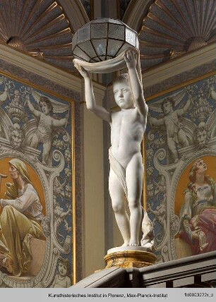 Statue eines nackten Jünglings, der eine Lampe trägt
