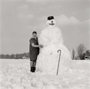 Fotografie eines riesigen Schneemannes