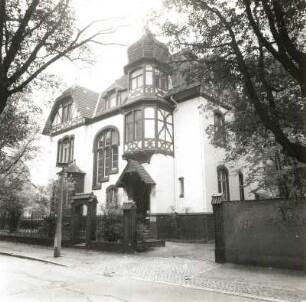 Cottbus, Schwanstraße 10. Villa (1900). Straßenansicht mit Toranlage