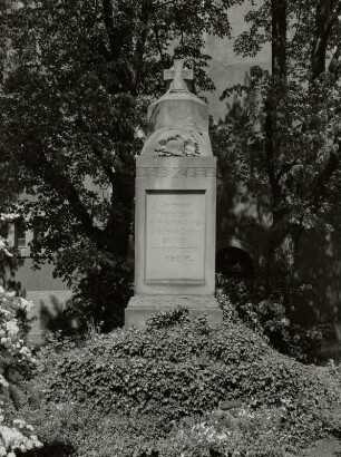 Denkmal für die Gefallenen des 1. Weltkrieges : Denkmal für die Gefallenen des 1. Weltkrieges. Sandstein (nach 1918). Senftenberg-Hosena, vor der Dorfkirche Hosena