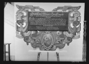 Inschrifttafel unter dem Bildnis Hengsts