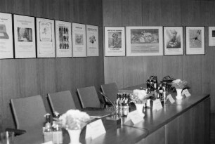 3. Stormarner Kulturforum: Podiumsdiskussion im Kreistagssitzungssaal am 22. Mai 1996: Podium, dahinter Plakate von Kunstausstellungen im Kreis Stormarn