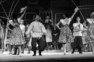 Szenenbilder aus "Messeschlager Gisela", Operette von Gerd Natschinski. Metropol-Theater Berlin, Oktober 1960