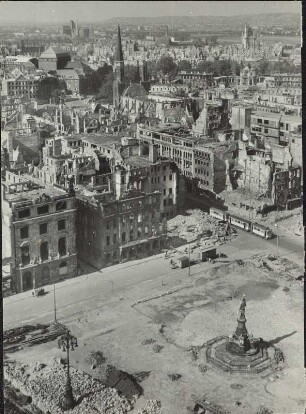 Dresden. Blick vom über den Altmarkt bis zum Postplatz auf die im Zweiten Weltkrieg zerstörte Dresdner Altstadt. Dahinter sieht man die Sophienkirche und das Schauspielhaus, rechts zwischen den Trümmer den Zwinger