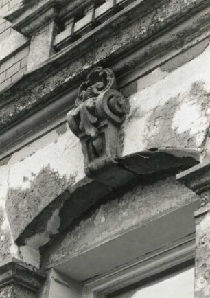 Chemnitz, Augustusburger Straße 173. Wohnhaus (um 1900), Fensterbekrönung (Erdgeschoß)