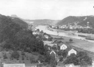 Krippen (Bad Schandau-Krippen). Elbuferstraße mit Haltepunkt. Blick vom Friedensplatz nach Westnordwest über den Krippengrund und die Elbe mit Brücke gegen Lilienstein und Stadtzentrum