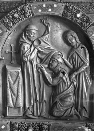 Elisabethschrein (Christusseite): 4. Dachrelief von links mit Darstellung der Einführung von Elisabeth in den Orden der Tertiarerinnen
