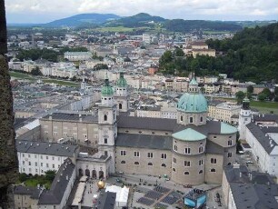 Salzburg - Stadtübersicht : Blick von der Festung auf den Dom und den Residenzplatz. Aufgenommen in Salzburg am 22. Juli 2011