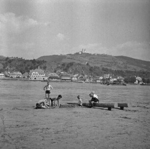 Kinder am Ufer der Donau vor Maria Taferl