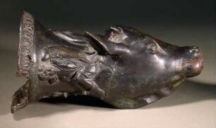 Rhyton. Trinkhorn in Form eines Rinderkopfes, Reliefdarstellung mit einer Szene von drei plastischen Figuren; größeres Stück am Rand weggebrochen