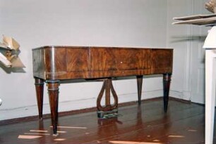 Schloss Ahrensburg: Innenansicht: Abstellraum:Tafelklavier, geschlossen: August 1994