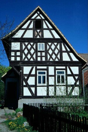 schönes Fachwerkhaus, asymmetrischer Giebel, Denkmal