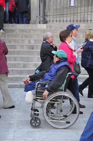 Barcelona - Behinderter im Rollstuhl bettelt : Vor der Kathedrale sitzt ein behinderter Mann in seinem Rollstuhl und bettelt Passanten an. Aufgenommen am 15. April 2012 in Barcelona