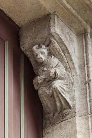 Südportal mit reichem Figurenprogramm — Die vier apokalyptischen Wesen — Stier als Symbol des Lukas