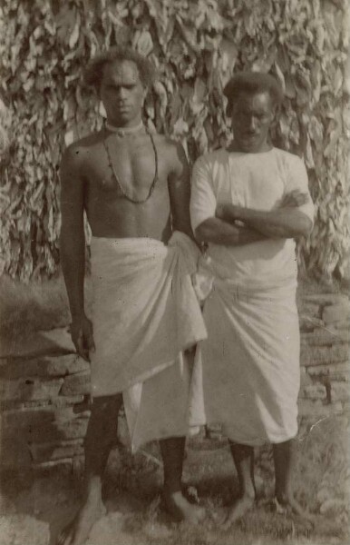 "Deux hommes. Tonga".