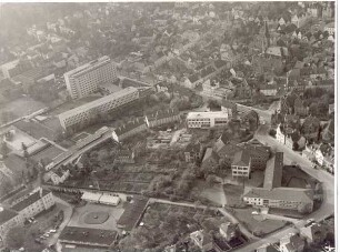 Bezirksregierung, Luftaufnahme. Detmold. Leopoldstraße. Luftaufnahme aus Nordosten, rechts die Martin-Luther-Kirche