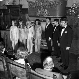 Herrenhaus [Schloss Tremsbüttel]: Verleihung des "Goldenen Bildschirms": Innenansicht: Festsaal: Blick über Stuhlreihen auf Günter-Kallmann-Chor