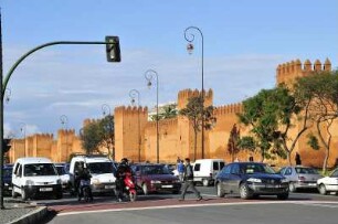 Stadtmauer in Rabat : Autos warten an einer Verkehrsampel in Rabat neben der historischen Stadtmauer, aufgenommen am 05.11.2008