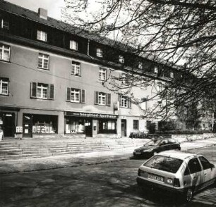 Dresden-Hellerau, Markt 9. Wohnhaus mit Läden (1930/1939, R. Kolbe)
