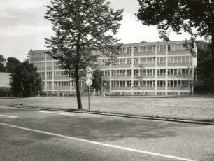 Chemnitz-Kapellenberg. Oberschule "Maxim Gorki", Stollberger Straße. Straßenansicht