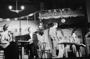 Szenenbilder aus dem Stück "Ein Leben lang" von William Saroyan im Schlossparktheater Berlin-Steglitz