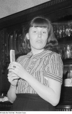 Porträt Renate Rössings beim Haare kämmen