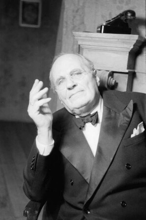 Szenenbilder aus dem Stück "Die Sonnenbrucks" von Leon Kruczkowski am Deutschen Theater Berlin