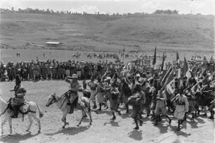 Maskalfest in Gonder : Aufmarsch italienischer Kolonialsoldaten auf dem Festplatz von Gonder auf dem Maskalfest.