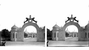 Weltreisen. Lucknow (Lakhnau), Indien. Shah Najaf Imambara (1816 als Mausoleum für Ghazi-ud-Din Haider). Eingangstor