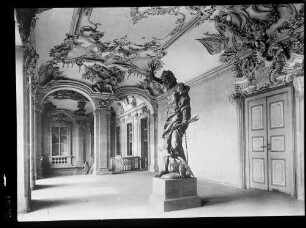 Rastatt Schloss Innenansicht Corps de logis Beletage / Antisala (nach Nordosten) mit Statue des Jupiters (der goldene Mann) von Johann Jakob Vogelhund 1723 aufgestellt rechts befindet sich die Tür zum Ahnensaal