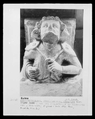 Bärtiger Mann mit Tasselmantel