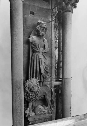 Königsstatue in einem Fialentabernakel - König Pippin