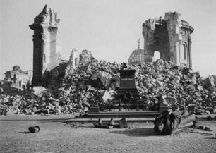Dresden. Zerstörtes Lutherdenkmal vor der Ruine der Frauenkirche