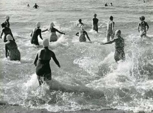 Hörnum Sylt. Kinderheim der Arbeiterwohlfahrt (AWO). Kinder und Jugendliche toben in den Fluten der Nordsee